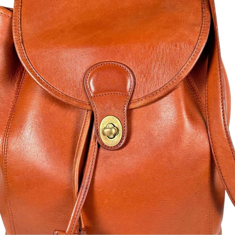 COACH VINTAGE Large Turn-lock Glove Tanned Leather Backpack in British Tan - Picture 3 of 16